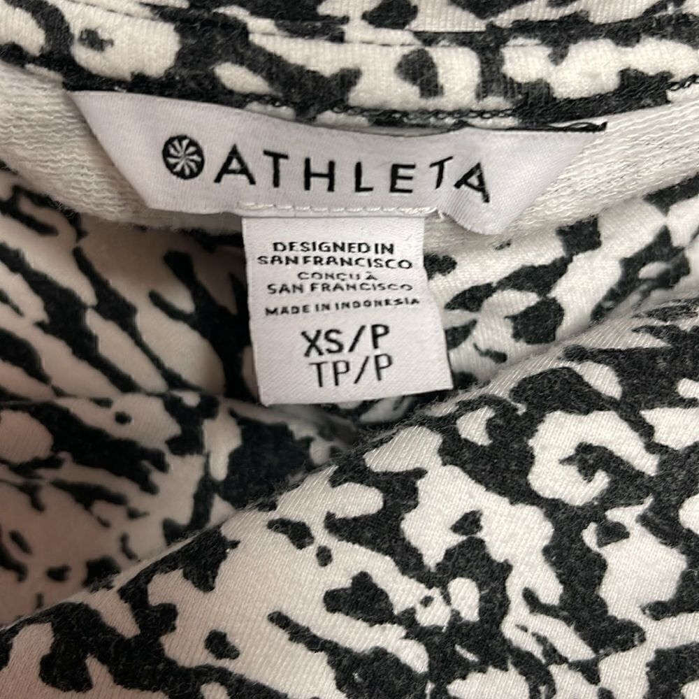 Athleta Leopard Print Seamless Long Sleeve Shirt. Black and white, Extra Small. - Picture 3 of 6